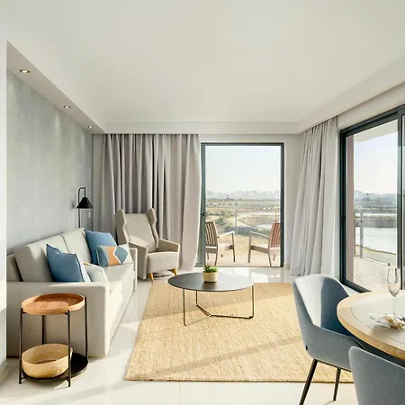 Agua Riverside 4*
